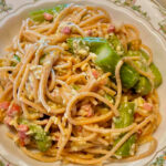 Espaguetis carbonara con espárragos trigueros, un plato de pasta exquisito
