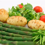 Sabores y colores en una ensalada sana, nutritiva y sencilla de preparar