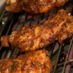 Una marinada perfecta para una barbacoa de éxito con piezas de pollo y pavo