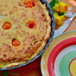Quiche de queso gruyère, cebolla y tomatitos, en una tarta que siempre apetece