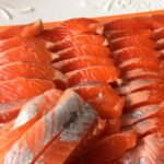 Salmón o trucha del fiordo noruego en una preparación muy sencilla