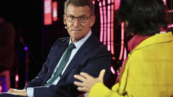 Feijóo en una tendencia al alza con 160 escaños y bajada del PSOE a 90 escaños Feijóo en una tendencia al alza con 160 escaños y bajada del PSOE a 90 escaños