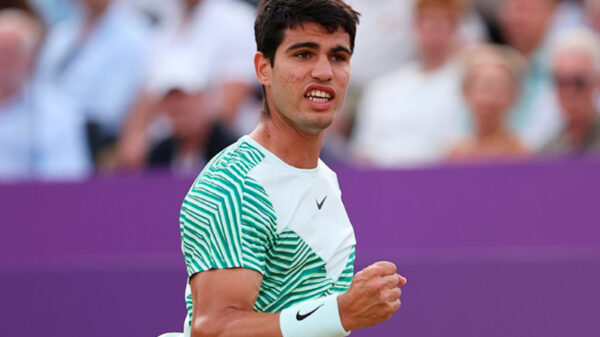 Alcaraz se crece ante Dimitrov para llegar a semifinales de Queen’s y citarse con Korda