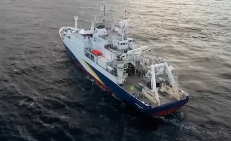 El Titanic en oscuridad perpetua, barrido por fuertes corrientes subterráneas