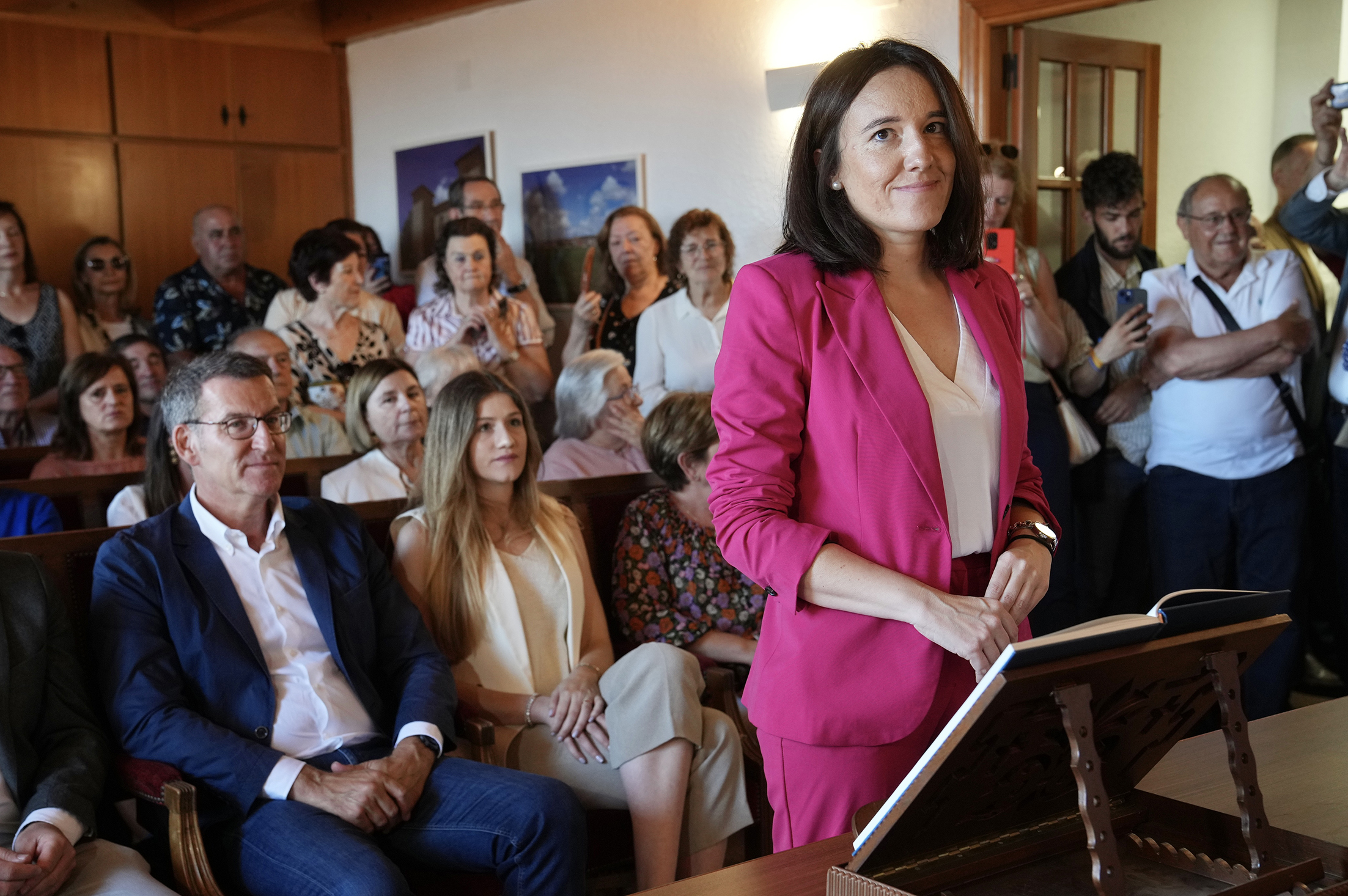 Más unión entre los españoles, respeto entre políticos y modernización  y reconstrucción económica