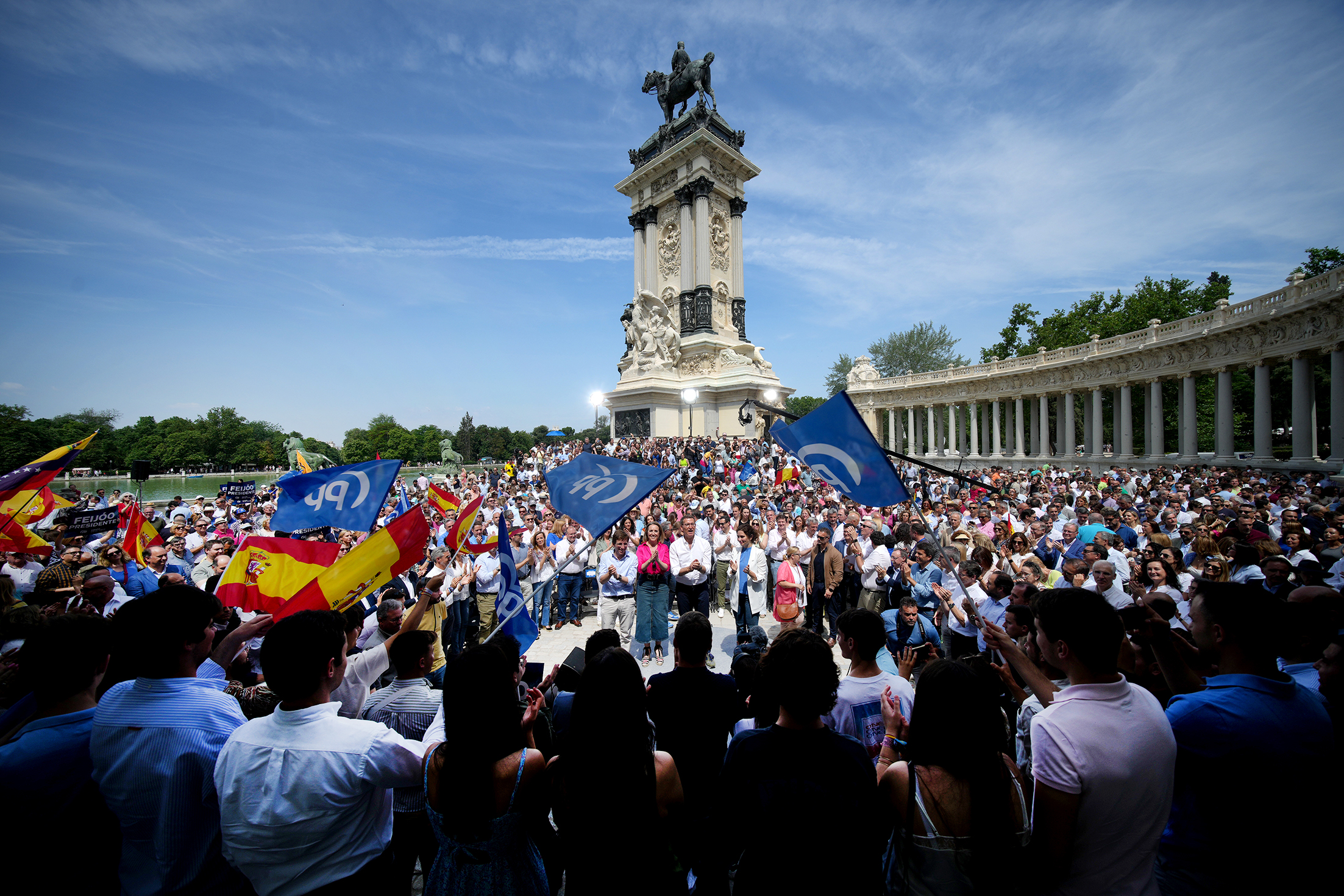 Feijóo se compromete a romper definitivamente en España la política de bloques