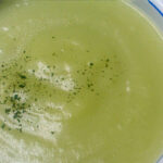 Vichyssoise coronada con puerro crujiente, un detalle de mucho sabor Vichyssoise coronada con puerro crujiente, un detalle de mucho sabor