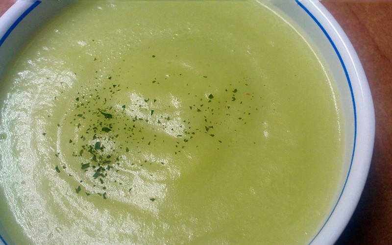 Vichyssoise coronada con puerro crujiente, un detalle de mucho sabor Vichyssoise coronada con puerro crujiente, un detalle de mucho sabor