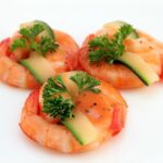 Lonchas de aguacates con langostinos y una sencilla pero original salsa de hierbas Lonchas de aguacates con langostinos y una sencilla pero original salsa de hierbas