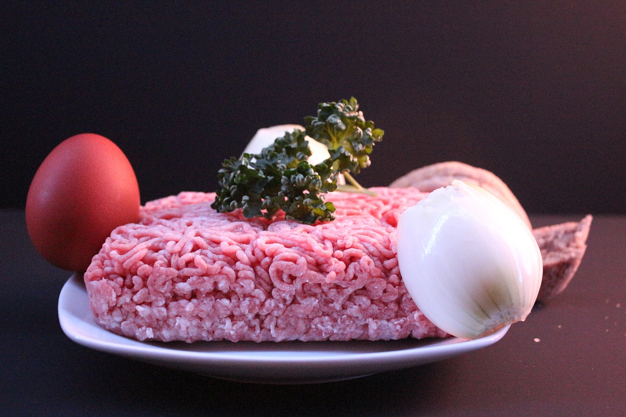 Pastel frío de carne picada de ternera preparado al horno