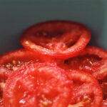 Lonchas de tomate fritas con una salsa de yogur, menta y canela espectacular
