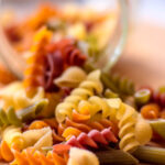 Ensalada veraniega de pasta con salsa light para los que se cuidan Ensalada veraniega de pasta con salsa light para los que se cuidan