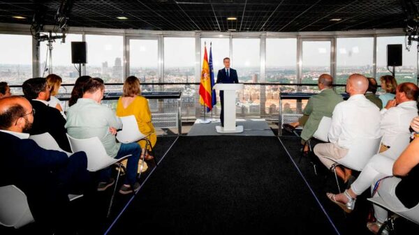 Feijóo plantea una gran mayoría para hacer posible un cambio sin ira en España Feijóo plantea una gran mayoría para hacer posible un cambio sin ira en España