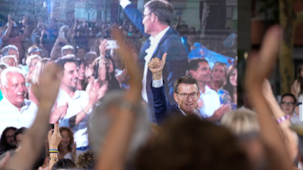 Feijóo busca el apoyo de PSOE y Vox para lograr la mayoría absoluta y superar el bloqueo de Sánchez Feijóo busca el apoyo de PSOE y Vox para lograr la mayoría absoluta y superar el bloqueo de Sánchez