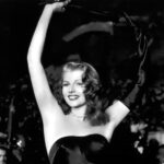Rita Hayworth da vida al mito erótico Gilda en una noche de alto voltaje Rita Hayworth da vida al mito erótico Gilda en una noche de alto voltaje