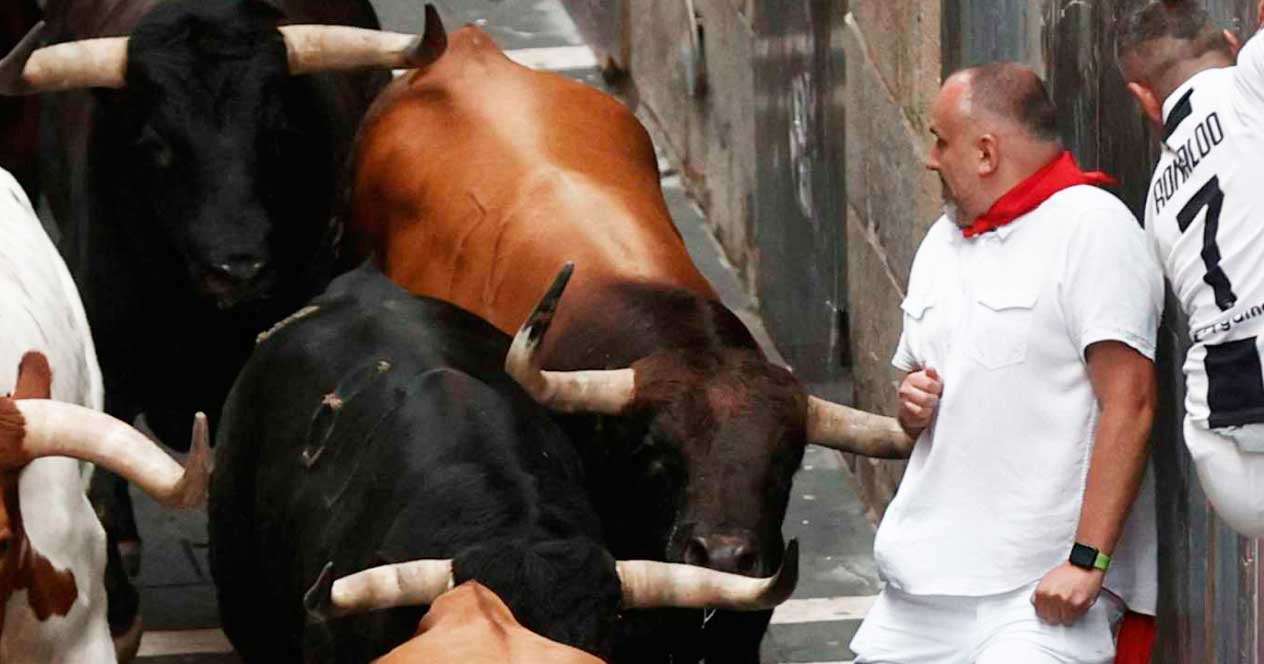 Momentos de gran tensión en el callejón de la plaza en el tercer año de La Palmosilla en San Fermín