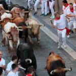 El toro “Judío” de Fuente Ymbro levanta por los aires a varios mozos y arrolla en Estafeta y en la Plaza El toro “Judío” de Fuente Ymbro levanta por los aires a varios mozos y arrolla en Estafeta y en la Plaza