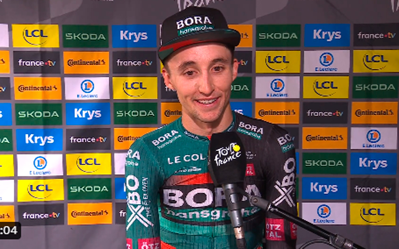 El australiano Jai Hindley gana en solitario y arrebata el maillot amarillo a Adam Yates El australiano Jai Hindley gana en solitario y arrebata el maillot amarillo a Adam Yates