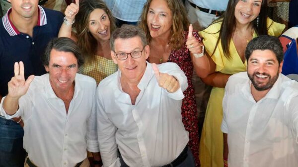 Feijóo denuncia la pinza de Abascal y Sánchez, y pide el apoyo al fin del populismo Feijóo denuncia la pinza de Abascal y Sánchez, y pide el apoyo al fin del populismo