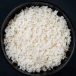 Veraniega ensalada de arroz para un tentempié o una cena informal Veraniega ensalada de arroz para un tentempié o una cena informal