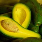 Aguacates rellenos de pollo y jamón picado, un manjar de muy buen gusto Aguacates rellenos de pollo y jamón picado, un manjar de muy buen gusto