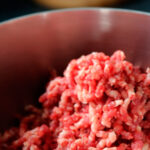 Arroz con carne y calabacín, una rica especialidad griega con queso de cabra Arroz con carne y calabacín, una rica especialidad griega con queso de cabra
