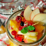Salud a cucharadas con esta ensalada de frutas con salsa de yogur Salud a cucharadas con esta ensalada de frutas con salsa de yogur