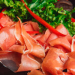 Ensalada de jamón, mozzarella, melocotones y canónigos en una sana mezcla Ensalada de jamón, mozzarella, melocotones y canónigos en una sana mezcla
