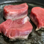 Medallones de solomillo de cerdo con salsa de naranja y pimienta verde Medallones de solomillo de cerdo con salsa de naranja y pimienta verde