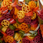 Divertidos macarrones de colores muy naturales y con albahaca fresca Divertidos macarrones de colores muy naturales y con albahaca fresca