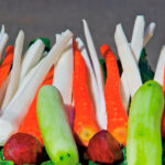 Colorida ensalada de verduras, refrescante, nutritiva y con poco trabajo Colorida ensalada de verduras, refrescante, nutritiva y con poco trabajo