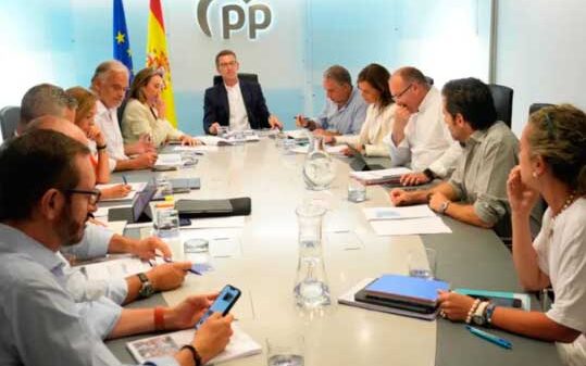 Feijóo mantiene intensos contactos y está preparado para un gobierno monocolor