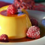 Flan de café al caramelo con frambuesas u otros frutos del bosque Flan de café al caramelo con frambuesas u otros frutos del bosque