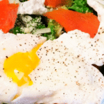 Huevos escalfados sobre salmón ahumado con salsa especial Huevos escalfados sobre salmón ahumado con salsa especial