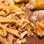 Exquisito ragú de pollo con salsa de cebolla y manzana sobre lecho de pasta Exquisito ragú de pollo con salsa de cebolla y manzana sobre lecho de pasta
