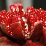 Granada servida dentro de una piña natural, una receta original y vistosa Granada servida dentro de una piña natural, una receta original y vistosa