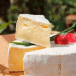 Triángulos de camembert frito, crujiente por fuera y cremoso por dentro Triángulos de camembert frito, crujiente por fuera y cremoso por dentro