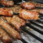 Brochetas de salchichas de cordero al horno o a la barbacoa y con salsa oriental Brochetas de salchichas de cordero al horno o a la barbacoa y con salsa oriental