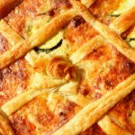 Tarta de hojaldre rellena de salchichas, calabacines y queso que gusta a niños y mayores Tarta de hojaldre rellena de salchichas, calabacines y queso que gusta a niños y mayores