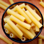 Rigatoni picantes con habas, perejil y guindilla, un plato de pasta muy original Rigatoni picantes con habas, perejil y guindilla, un plato de pasta muy original