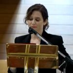 Ayuso ovacionada en la sinagoga Beth Yaacov en su condena total a Hamás