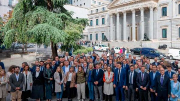 Cuca Gamarra denuncia la órden de Sanchez de cerrar el Congreso a cal y canto Cuca Gamarra denuncia la órden de Sanchez de cerrar el Congreso a cal y canto