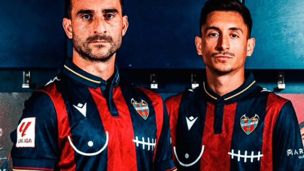 Jugadores del Levante portan una camiseta de la Lucha contra el Cáncer