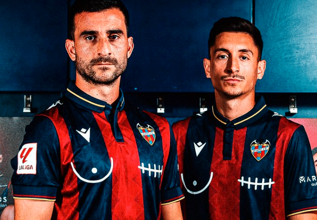 Jugadores del Levante portan una camiseta de la Lucha contra el Cáncer