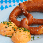 Una crema picante de camembert y queso brie, muy típica del Oktoberfest Una crema picante de camembert y queso brie, muy típica del Oktoberfest