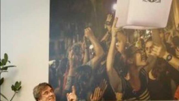 Santos Cerdán y Puigdemont bajo la foto de la traición del referéndum ilegal