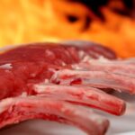 Costillas con patatas, cebolla y un toque de pimentón, un guiso tradicional español Costillas con patatas, cebolla y un toque de pimentón, un guiso tradicional español