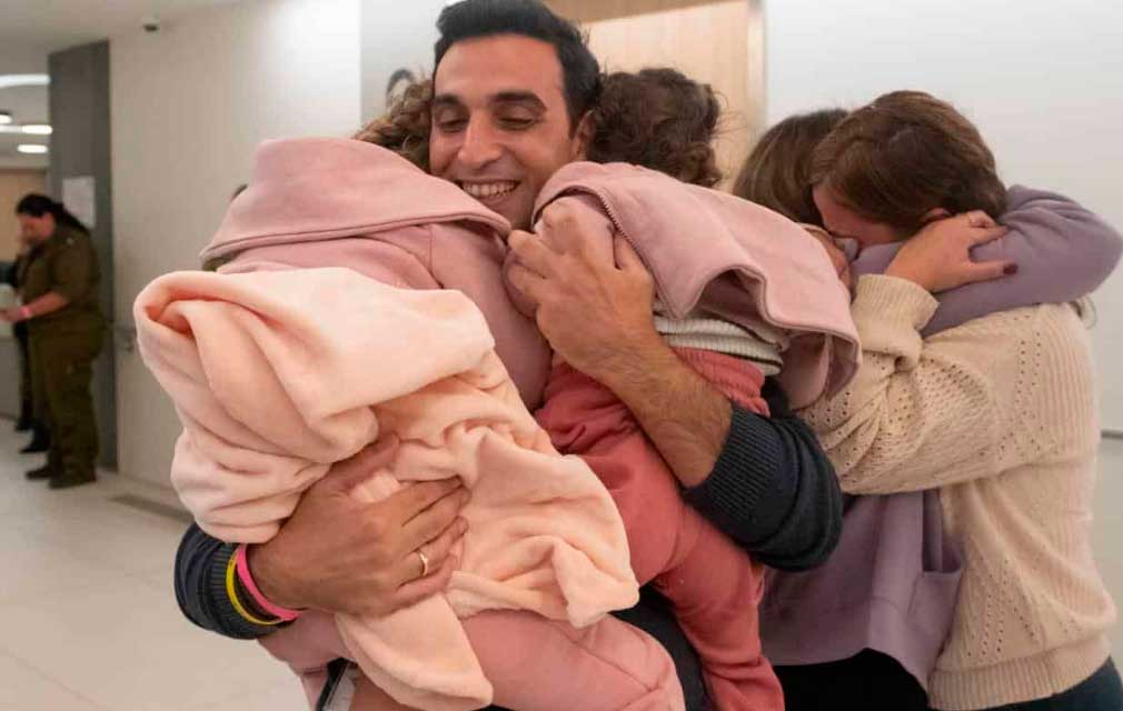 Las Fuezas de Defensa de Israel, conmovidas en el reencuentro de rehenes y familias