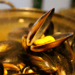 Mejillones a la marinera, un plato sencillo de toma pan y moja Mejillones a la marinera, un plato sencillo de toma pan y moja