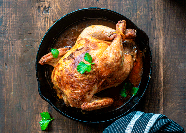 Pollo relleno de manzana, ciruelas y cebolla, y una costra crujiente y deliciosa